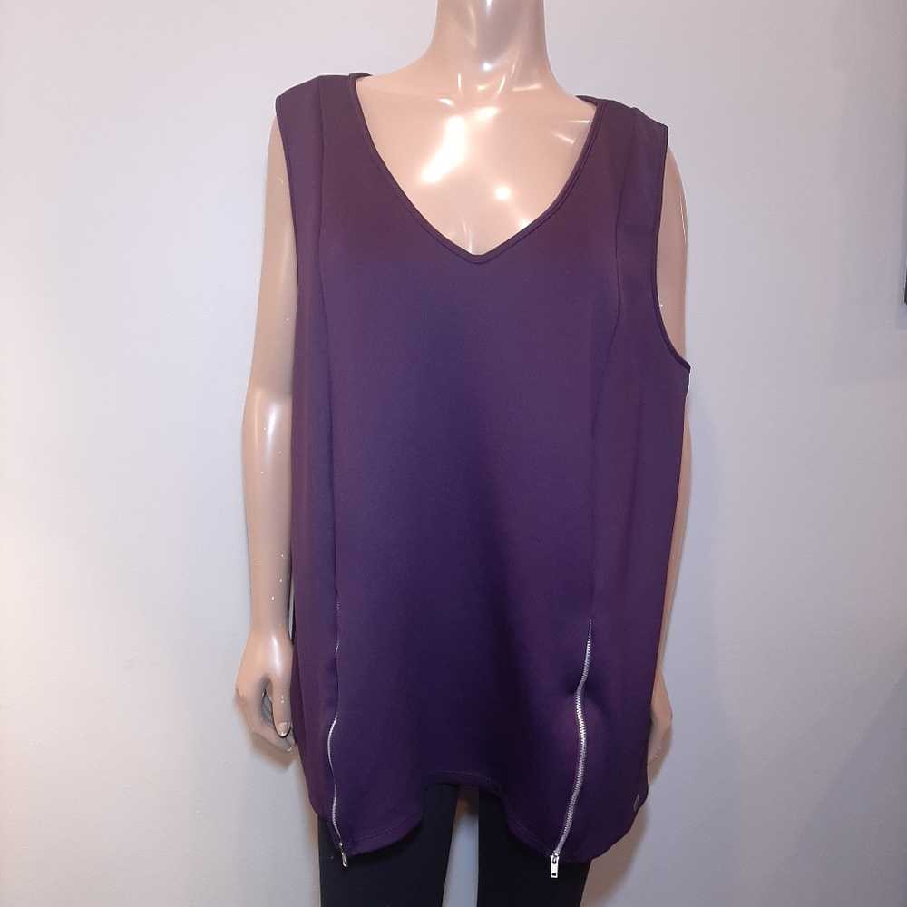 ❌SOLD❌MBLM Sleeveless Scuba Top Vneck Zippered Hem Accent Dressy - Picture 2 of 11